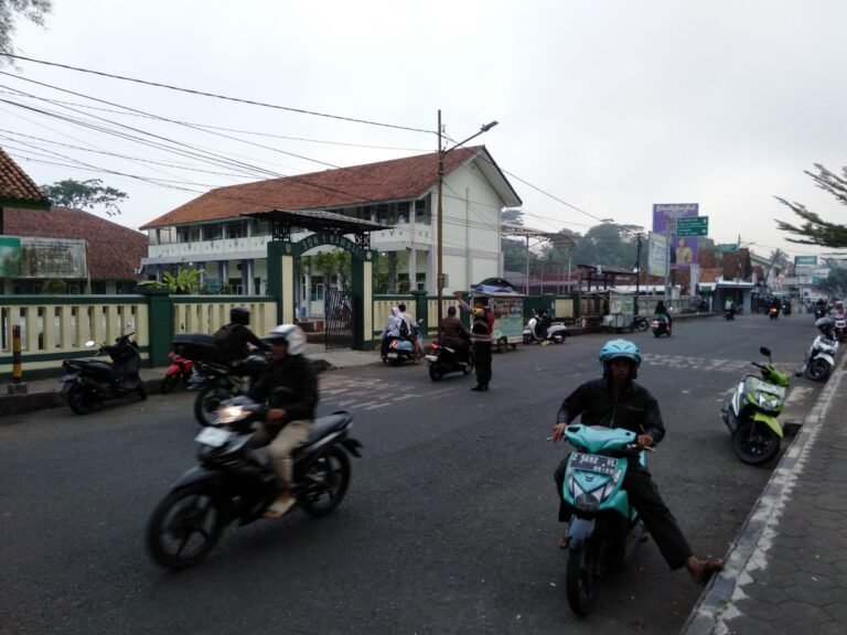 Pelayanan Masyarakat, Polsek Kawali Turun ke Jalan Pengaturan Lalu Lintas Pagi di Jalur Padat