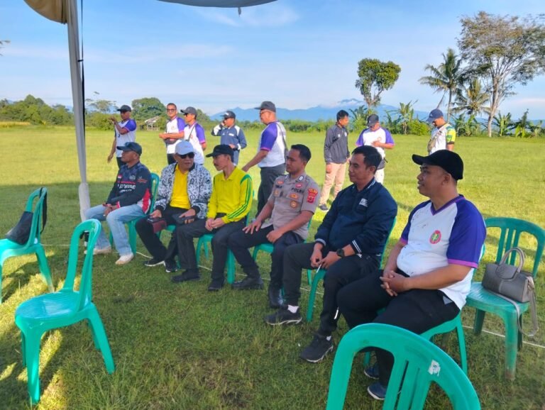 Polsek Panjalu Amankan Jalan Sehat HGN dan HUT PGRI Ke-80, Kapolres Ciamis Apresiasi Sinergi dan Antusiasme Masyarakat