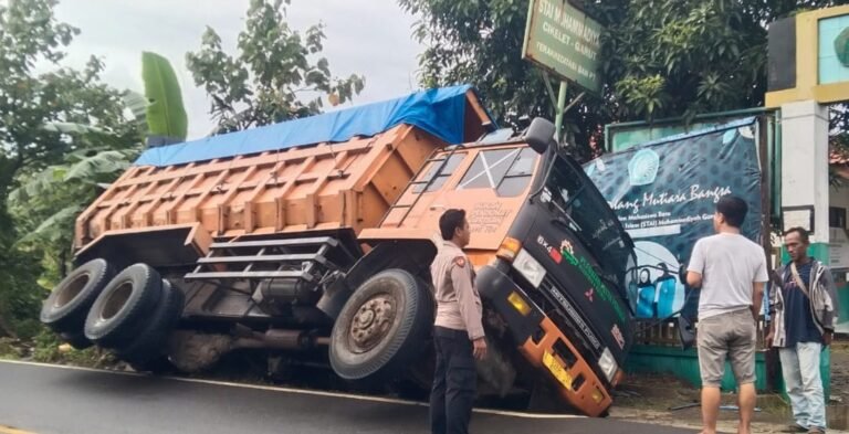 Polsek Cikelet Evakuasi Laka Tunggal Truk Fuso di Jalur Lintas Selatan
