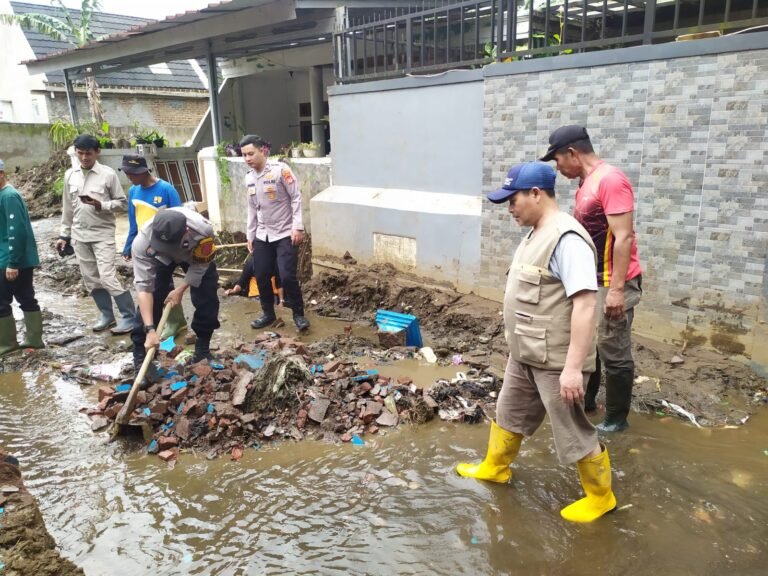 Polsek Cisurupan Bersama Warga Lakukan Pembersihan Material Pasca Banjir di Desa Balewangi