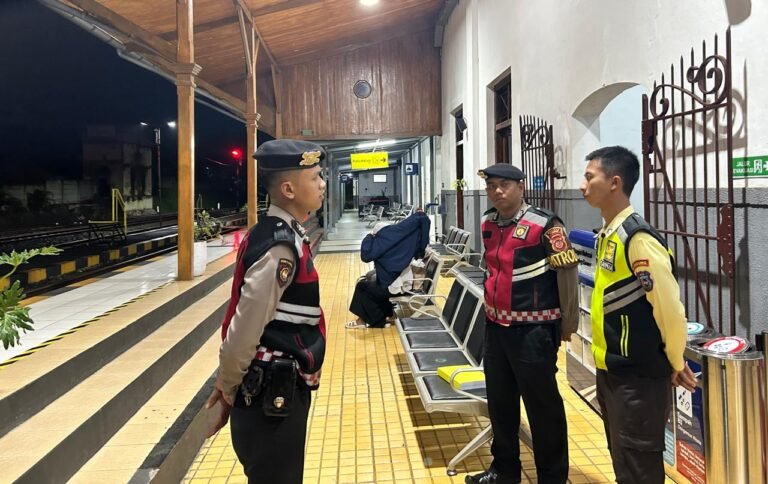 Sat Samapta Polres Ciamis Gelar Patroli Dialogis di Area Stasiun KAI, Kapolres Tegaskan Komitmen Hadirkan Rasa Aman bagi Masyarakat