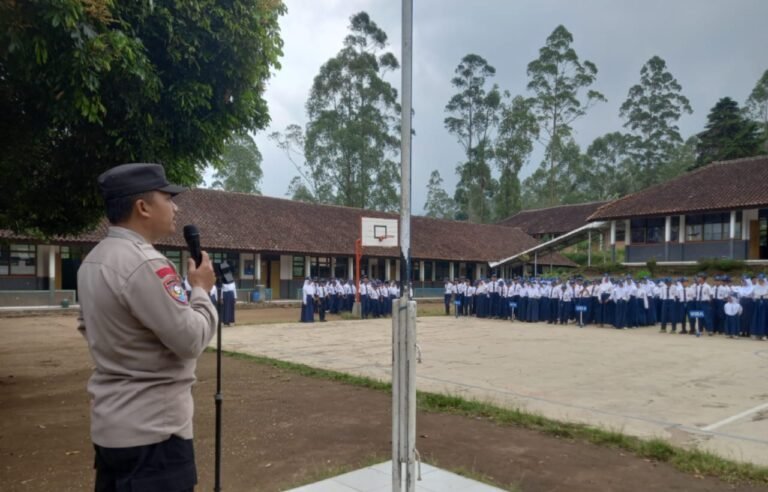 Kanit Binmas Polsek Bayongbong Jadi Pembina Upacara di SMPN 1 Cigedug, Tanamkan Nilai Karakter dan Anti-Bullying
