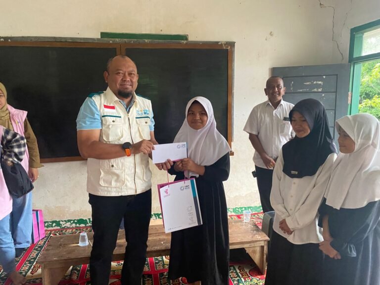 PLN Tasikmalaya Hadirkan Semangat Kepahlawanan melalui Bantuan Pendidikan untuk Para Siswa dan Guru Ngaji