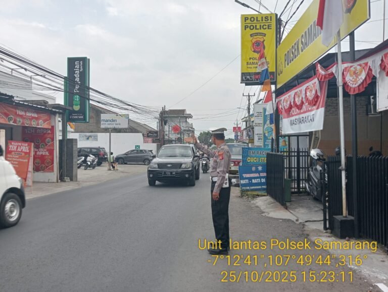 Beri Rasa Aman Dan Nyaman, Polsek Samarang Lakukan Pengaturan Lalu Lintas Sore Hari