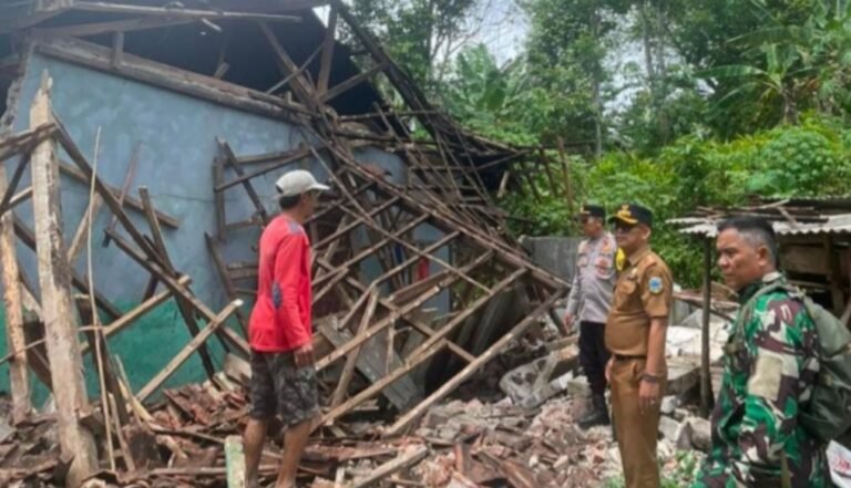 Gerak Cepat Polsek Caringin Bersama Forkopimcam Tinjau Bencana Pergeseran Tanah di Kp. Pasantren