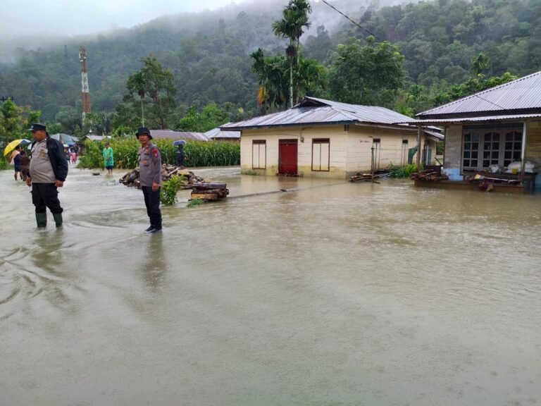 Polsek Pahae Jae Prioritaskan Evakuasi Warga dan Himbauan Keselamatan di Lokasi Banjir dan Longsor Purbatua
