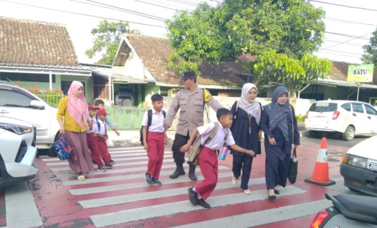 Polsek Garut Kota Lakukan Pengamanan Jam Rawan Pagi di Depan Sekolah untuk Jamin Kelancaran Lalu Lintas