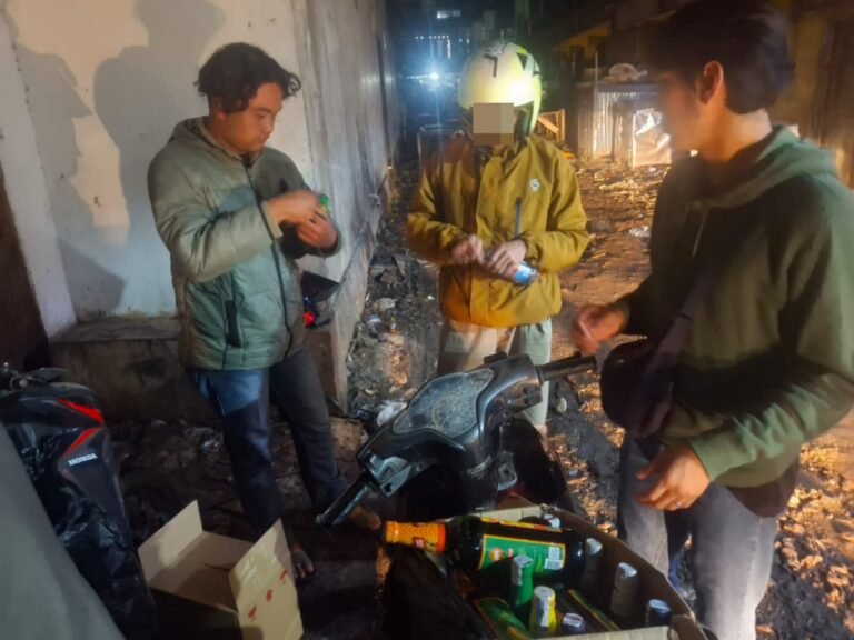 Sat Narkoba Polres Garut Amankan Puluhan Botol Miras di Pasar Ciawitali