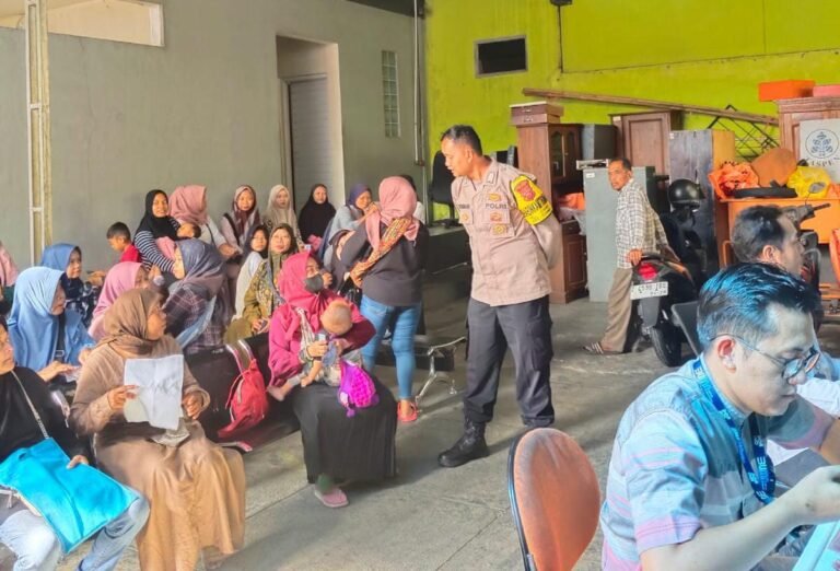 Pastikan Berjalan Aman, Polsek Ciamis Awasi Pembagian BLTS Kesra Kelurahan Ciamis