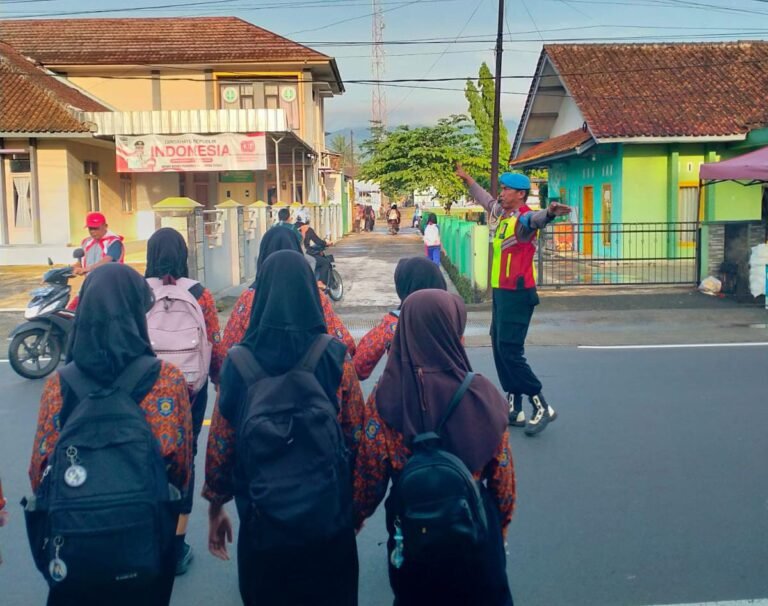 Pelayanan Masyarakat, Polsek Cipaku Polres Ciamis Siaga di Jalan Padat Saat Jam Sekolah