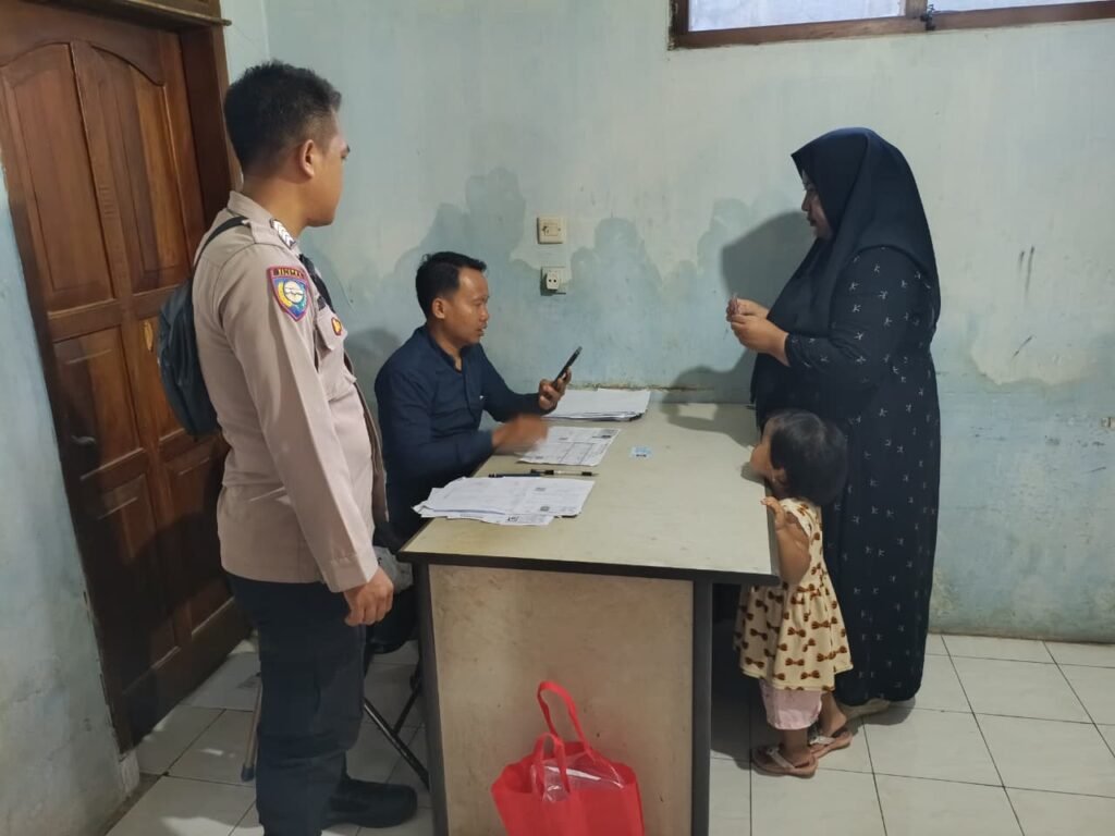 Soliditas TNI-Polri, Polsek dan Koramil Lakbok Awasi Pembagian BLTS Kesra se-Kecamatan Lakbok