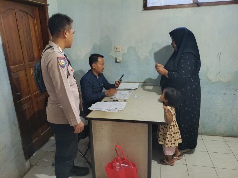 Soliditas TNI-Polri, Polsek dan Koramil Lakbok Awasi Pembagian BLTS Kesra se-Kecamatan Lakbok