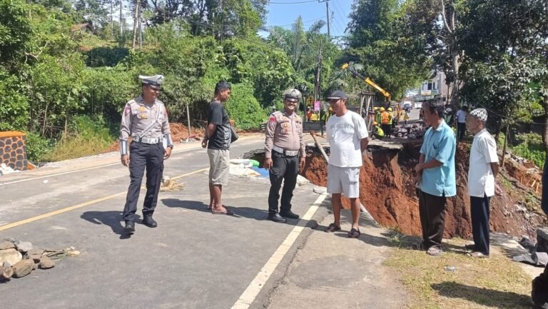 Polres Ciamis Pantau Pembangunan Jembatan Bailey untuk Kelancaran Mobilitas Warga