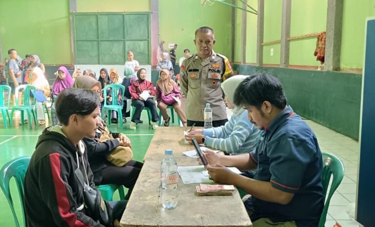 Polsek Cipaku Kawal Penyaluran BLTS Kesra di Cipaku Secara Humanis dan Tepat Sasaran