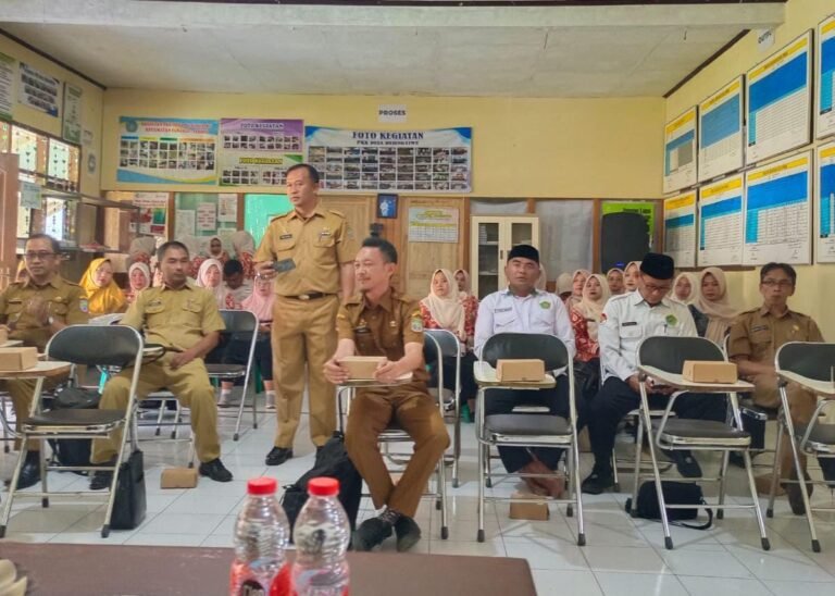 Polsek Panjalu Dukung Penguatan Kampung Keluarga Berkualitas di Aula Desa Hujungtiwu