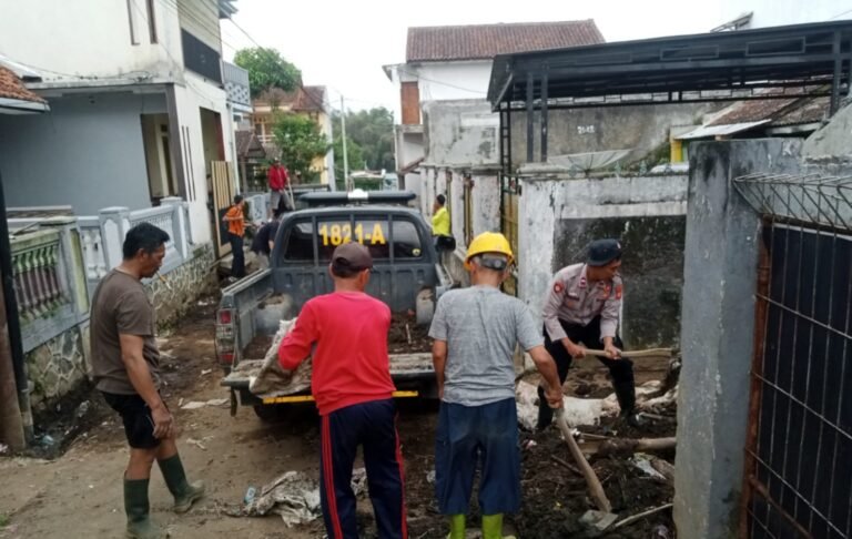 Polsek Cisurupan dan Warga Balewangi Laksanakan Kerja Bakti Bersihkan Sisa Material Banjir