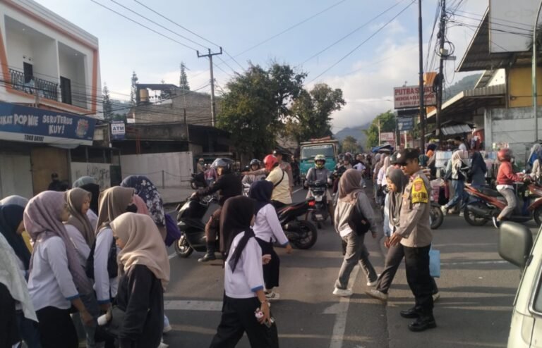 Satuan Lalintas Polres Batu Bara Sosialisasi Patuhi Rambu Lalulintas Agar Terhindar Kecelakaan