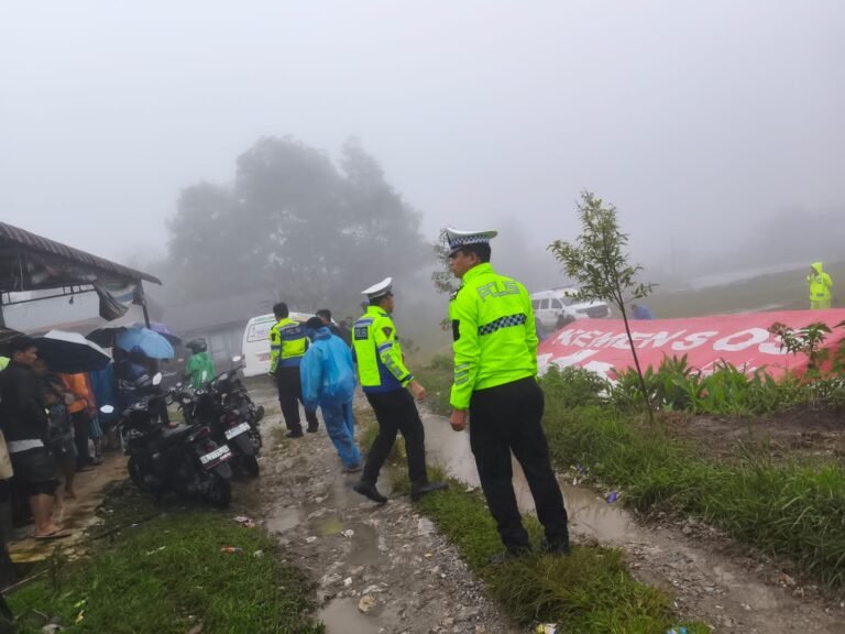 Pencarian Korban Longsor Panggugunan Dihentikan Sementara, Personel Polres Humbahas Tetap Siaga di Lokasi