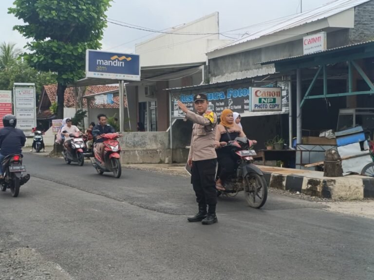 Pengaturan Lalu Lintas Pagi, Cara Polsek Lakbok Polres Ciamis Beri Pelayanan Prima ke Masyarakat