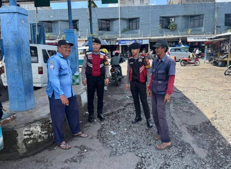 Jaga Harkamtibmas, Sat Samapta Polres Ciamis Datang ke Pasar Sindangkasih