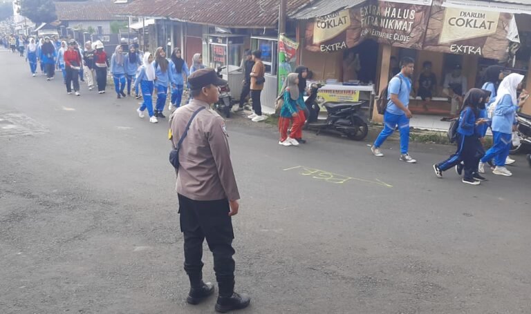 Polsek Kawali Kawal Jalan Sehat HUT PGRI Ke-80 dan HGN 2025 di Kawali, Wujud Dukungan Kepolisian dalam Menjaga Keamanan Kegiatan Masyarakat