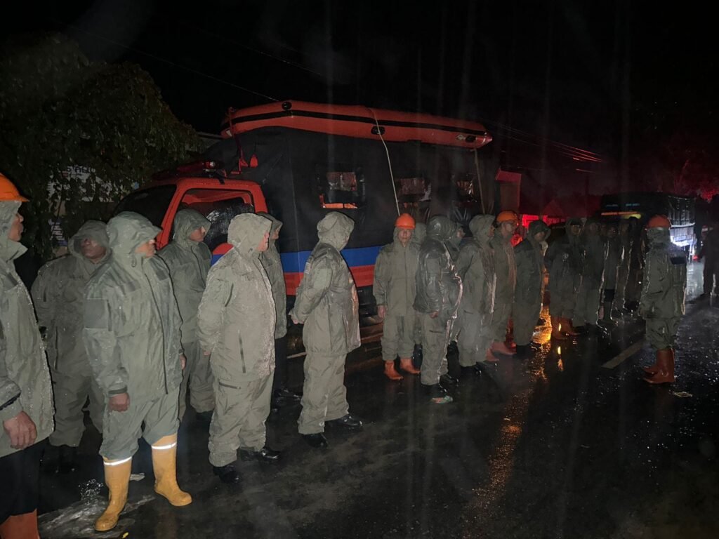 Brimob Polda Sumut Evakuasi Warga Terjebak Banjir di Desa Bukit Mas, Langkat