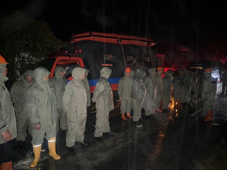 Brimob Polda Sumut Evakuasi Warga Terjebak Banjir di Desa Bukit Mas, Langkat