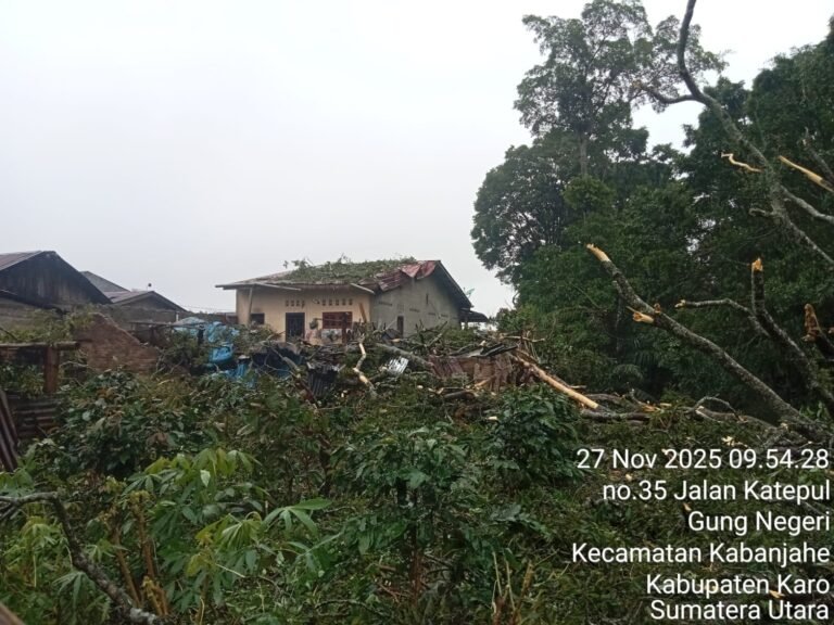 Polres Tanah Karo Responsif Tangani Longsor di Katepul Kuta, Dua Rumah Warga Terdampak