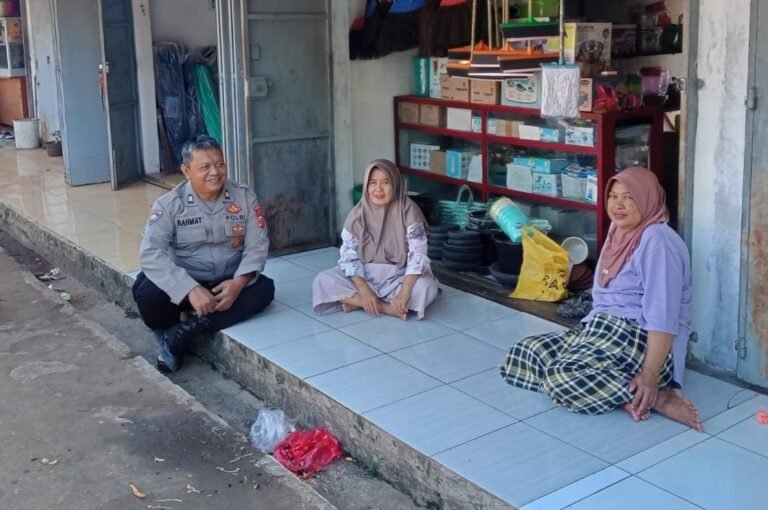 Polsek Sukadana Tingkatkan Kewaspadaan Pasar Lewat Sambang dan Himbauan Kamtibmas kepada Pedagang Dongkal, Warga Apresiasi Kehadiran Polisi