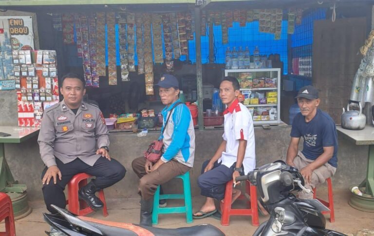 Polsek Cisaga Perkuat Silaturahmi dan Edukasi Kamtibmas kepada Warga Sukaharja