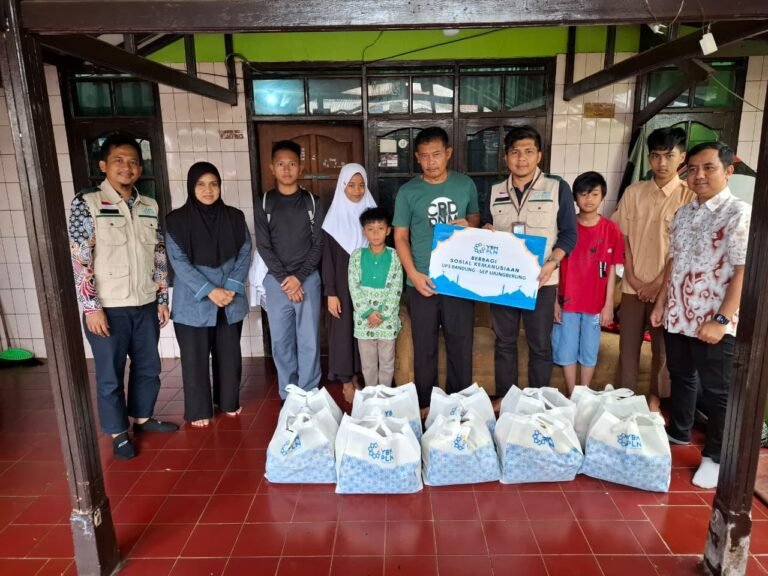 Jum’at Berkah PLN ULP Ujungberung Bagikan Sembako Untuk Anak Yatim di RW 11 Kp Sadang Cinunuk