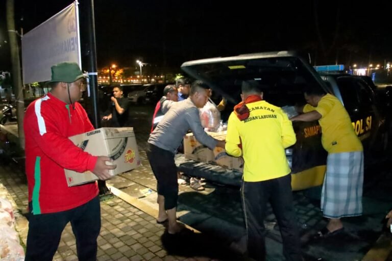Polres Pelabuhan Belawan Salurkan Bantuan Makanan dan Minuman untuk Korban Banjir di Sekitar Komplek Martubung