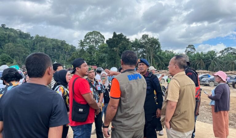 Brimob Polda Sumut Evakuasi Korban dan Kuatkan Warga di Tengah Derita Banjir Batang Toru