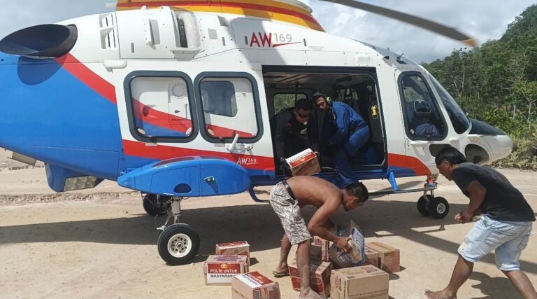 Polri Lakukan Air Drop Logistik di Tiga Titik Terisolasi Taput–Tapteng, Pastikan Bantuan Tetap Sampai