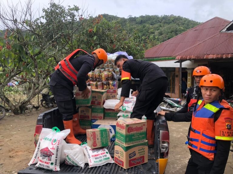 Brimob Polda Sumut Tempuh Jalur Terjal, Gendong Bantuan Demi Warga Terisolir Taput
