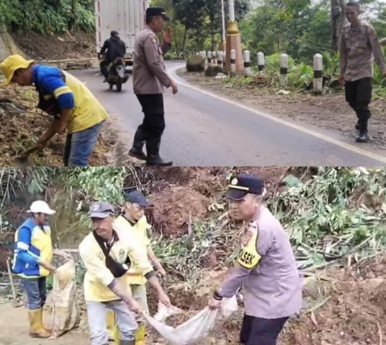 Polsek Caringin Bersama Aparat Desa dan Warga Lakukan Mitigasi Longsor di Jalan Provinsi Caringin-Bungbulang