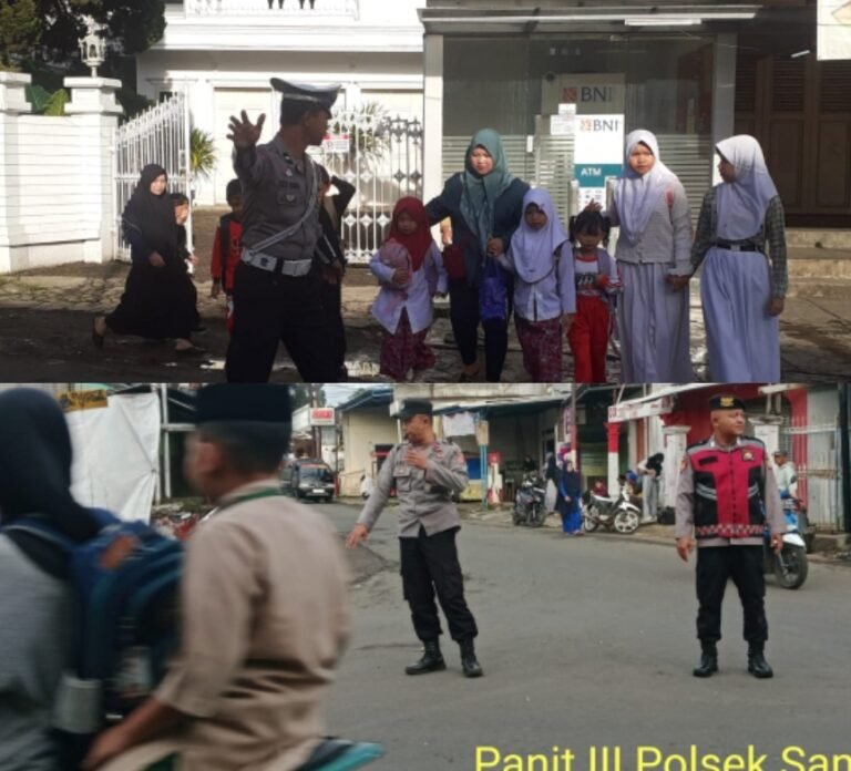 Polsek Samarang Bersama Anggota Lakukan Pengaturan Lalu Lintas Di Jam Padat Sore
