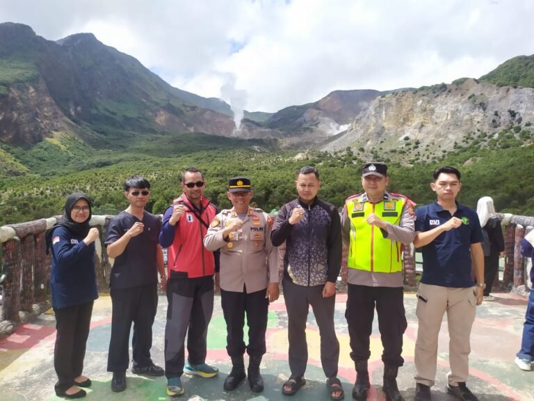 Ribuan Wisatawan Padati TWA Gunung Papandayan, Polres Garut Tingkatkan Pengamanan Obyek Wisata Papandayan Selama Ops Lilin Lodaya 2025