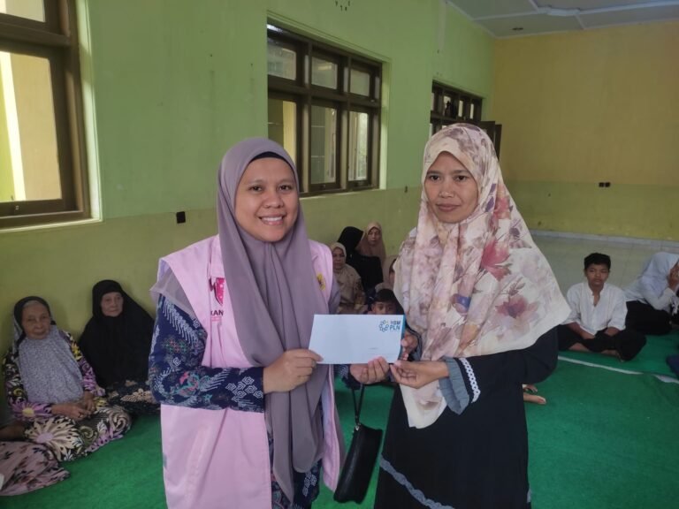 Wujud PLN untuk Rakyat, PLN Tasikmalaya melalui Srikandi Berbagi Kebahagiaan, Salurkan Bantuan Sembako untuk Ibu Pejuang Keluarga dalam kegiatan Srikandi Day