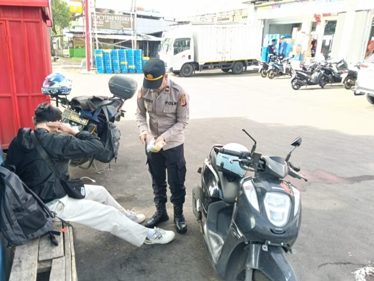 Polisi Gerak Cepat Beri Pertolongan Korban Laka di Pertigaan Ikan Mas