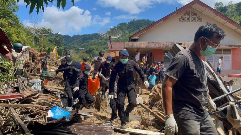 “Brimob Tak Menyerah: Aksi Kemanusiaan di Sibolga Berbuah Haru — Satu Korban Longsor Berhasil Ditemukan”