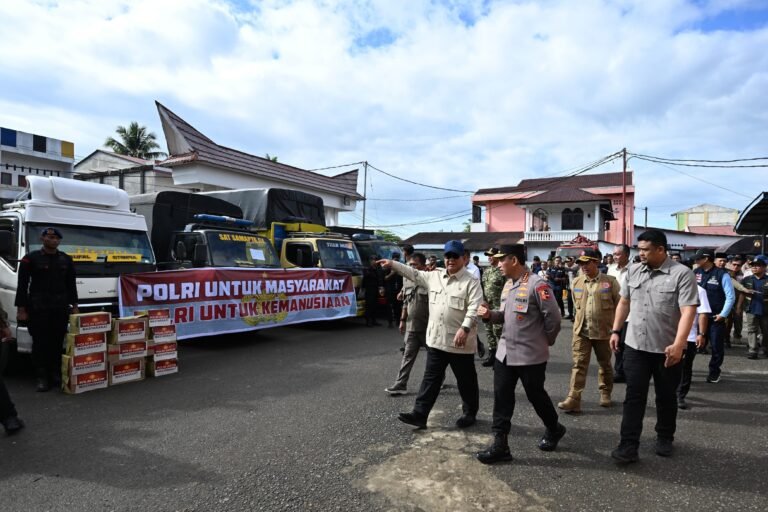 Kapolri Dampingi Presiden Prabowo Tinjau Pengungsi Banjir di Tapteng, Instruksikan Penanganan Cepat dan Terpadu