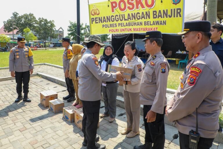 Kapolri Dampingi Presiden Prabowo Tinjau Pengungsi Banjir di Tapteng, Instruksikan Penanganan Cepat dan Terpadu