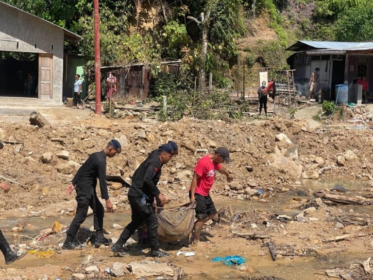 “Brimob Tak Menyerah: Aksi Kemanusiaan di Sibolga Berbuah Haru — Satu Korban Longsor Berhasil Ditemukan”
