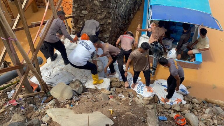 POLDA SUMUT BANGUN JEMBATAN DARURAT DI TAPTENG, PULIHKAN AKSES WARGA DAN JALINSUM