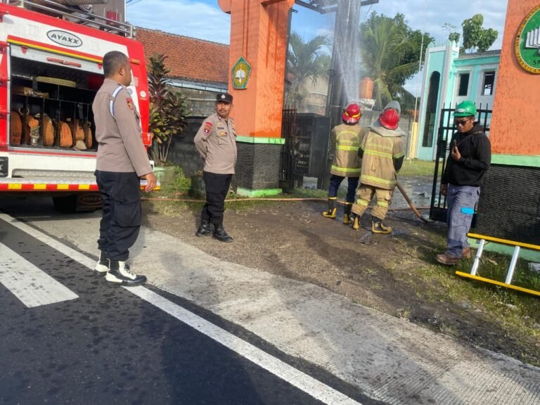 Diduga Konsleting Listrik, Polsek Pamarican Polres Ciamis Datangi TKP Gardu Listrik di Kertahayu