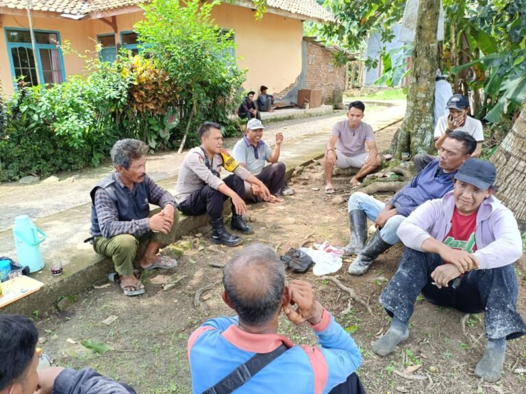Perkuat Sinergitas, Polsek Lakbok Polres Ciamis Koorkom ke Warga Desa Kalapasawit