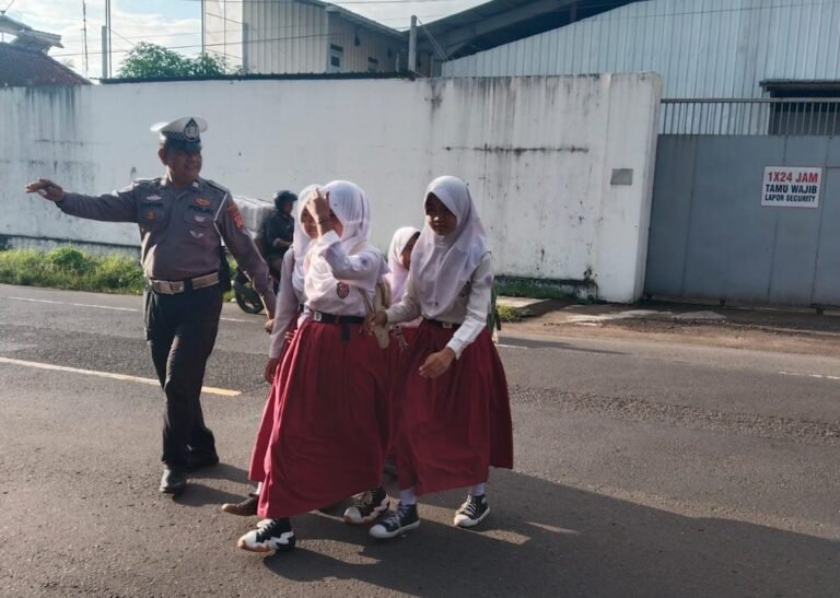 Pelayanan Masyarakat, Anggota Polsek Cikoneng Turun ke Jalan Bantu Orang Menyebrang dan Gatur
