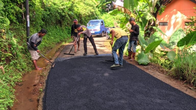 Humanis, Polsek Cikoneng Polres Ciamis Monitoring Pengecoran Jalan Dusun Jalatrang