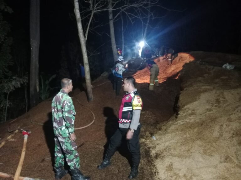 Polsek Banjarsari Tangani Cepat Kebakaran Limbah Sekam Gabah, Wujud Respons Sigap Kepolisian dan Kepedulian terhadap Keamanan Warga